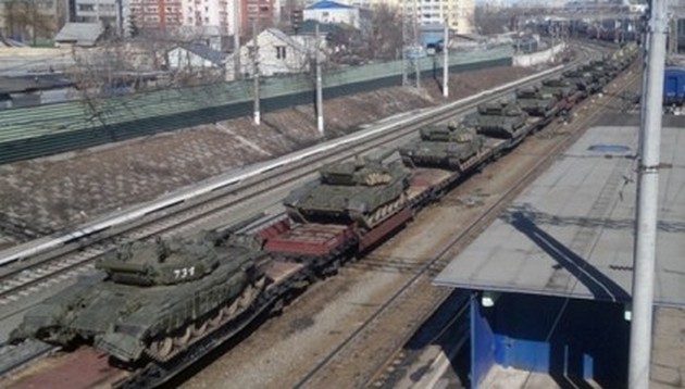 Россия снова гонит военную технику к границе с Украиной: свежее ВИДЕО