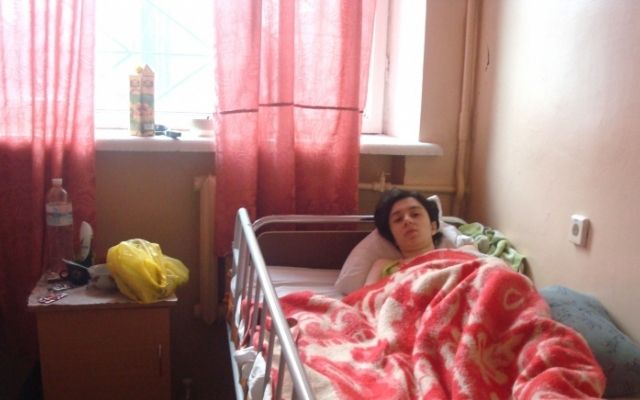 Запорожские врачи издеваются над девушкой, у которой нет денег на лечение