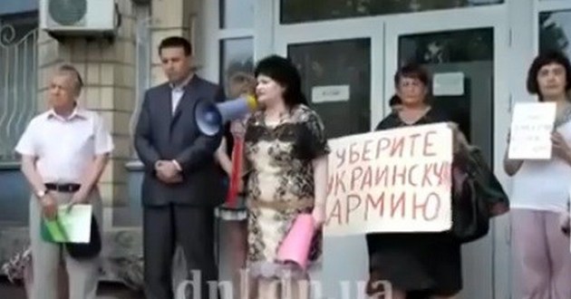 Опять зрада: сепаратистка пролазит в украинскую школу, общественность только «орет». ФОТО, ВИДЕО