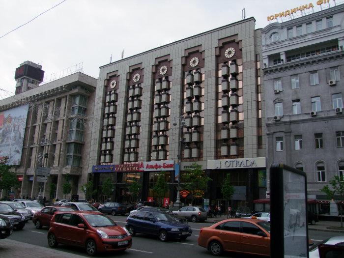 В центре Киева россиянин угрожает прыгнуть с третьего этажа гостиницы