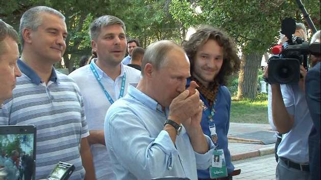 Путин заморил детей на жаре: внимательно смотрим на лица челяди. ФОТО