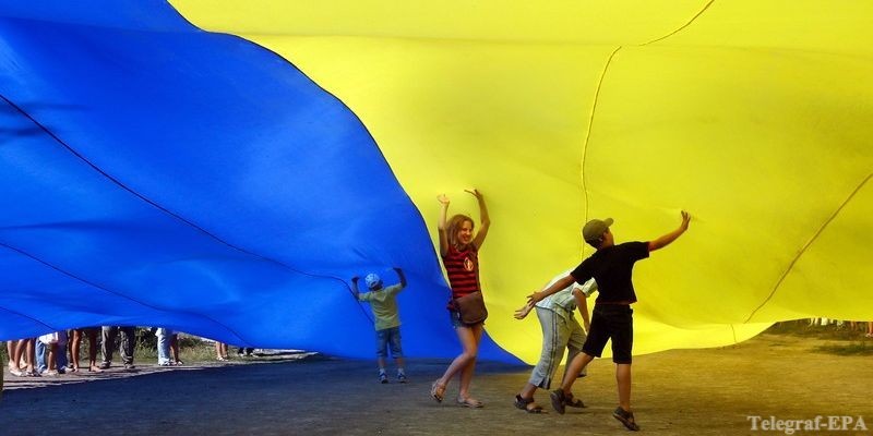 Украинцы празднуют День государственного флага
