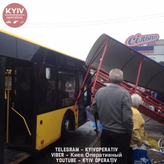 В Киеве автобус врезался в остановку: людей разбросало по асфальту