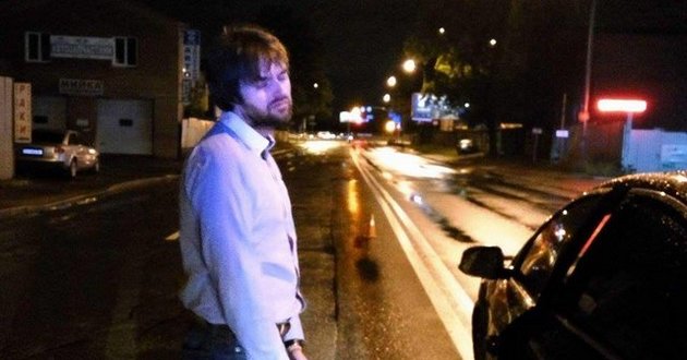 В Киеве водитель заснул в машине посреди проезжей части. ФОТО