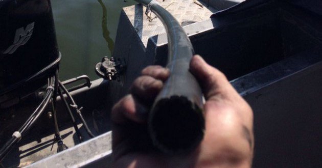 Пограничники обнаружили целый подводный спиртопровод. ФОТО