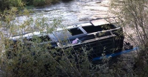 На волоске от гибели: автобус с пассажирами упал в реку. ФОТО, ВИДЕО