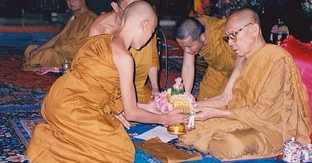 История буддийского монаха, который ушел из монастыря и стал самой красивой моделью Таиланда. ФОТО