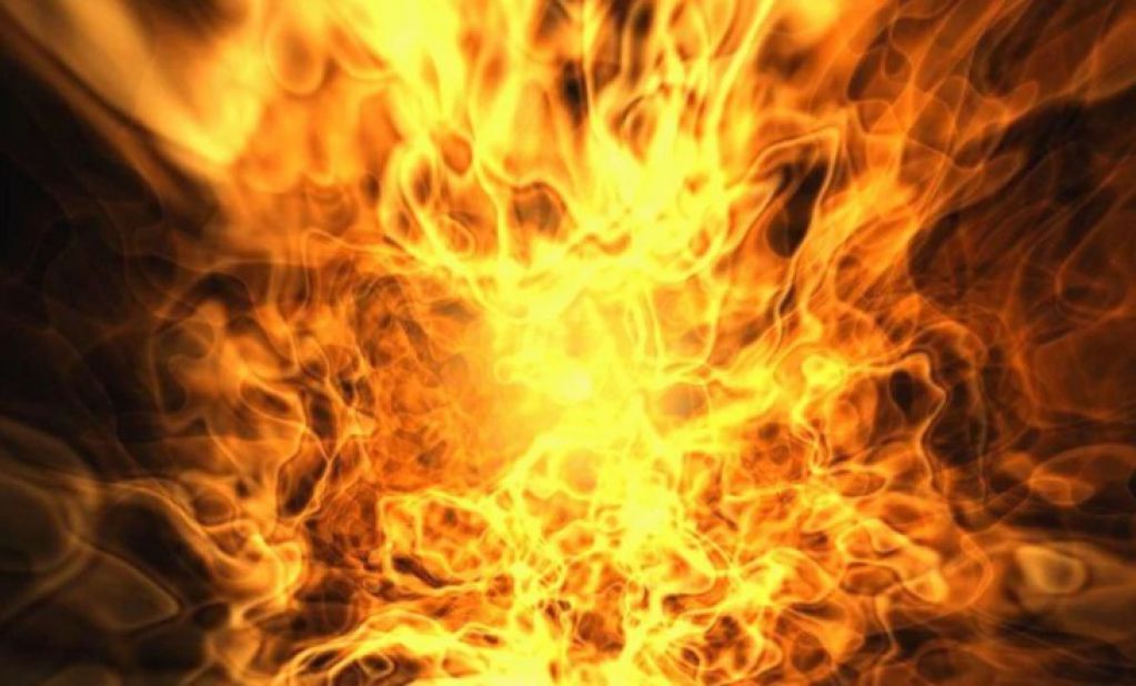 У Києві прогримів вибух: стовп вогню потрапив на камеру