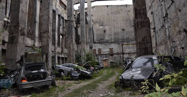 Кладбище автомобилей BMW обнаружили в Украине. ФОТО