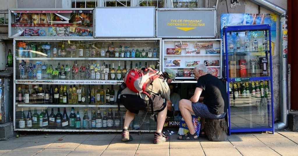 Чтобы купить что-то в этих магазинах в Болгарии, нужно опуститься на колени. Вот в чем подвох...