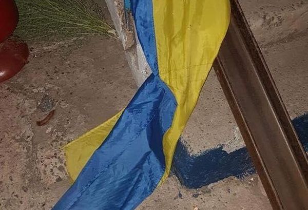 Криворожане задержали пьяниц, надругавшихся над государственным флагом Украины 