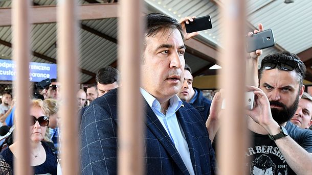 Политологи о планах Саакашвили: Он добивается триумфального шествия на Киев