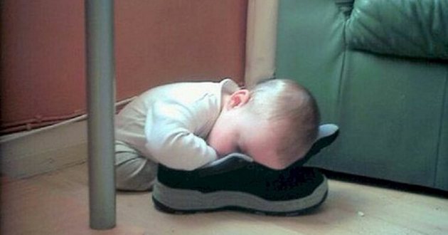Восхитительные малыши: когда сон буквально валит с ног. ФОТО