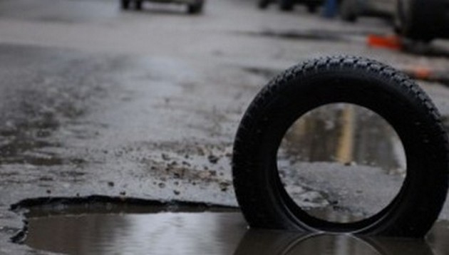 В знак благодарности: автолюбители оставили неприличный «привет Киевавтодору». ФОТО