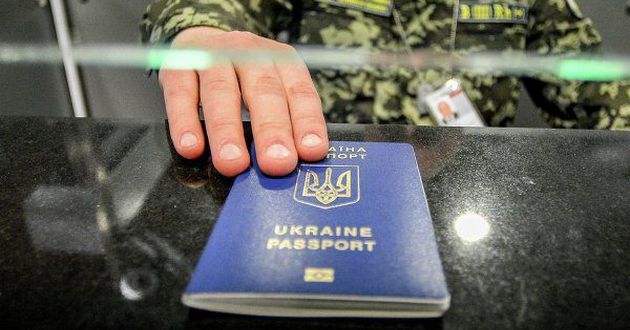 У крымчан и жителей Донбасса предлагают забрать украинские паспорта