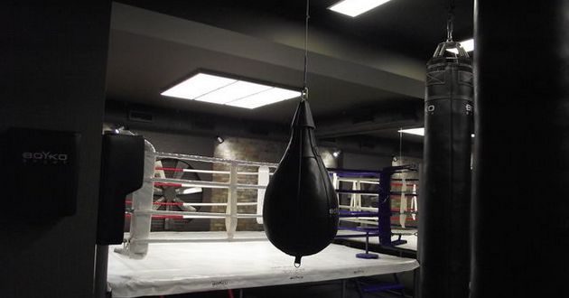 Украинского боксера вывели на ринг под дулом автомата. ВИДЕО