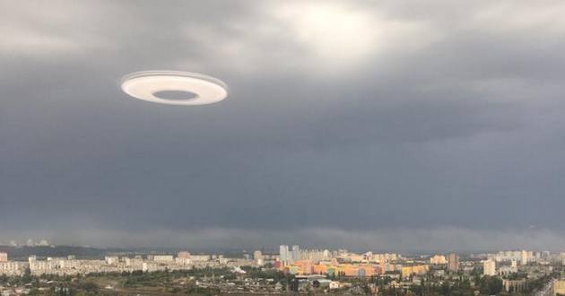 Утро: неопознанный объект в небе над Киевом. ФОТО