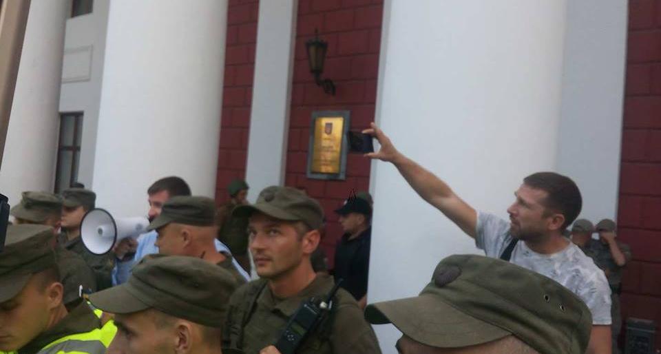 Массовые беспорядки в Одессе: толпа отбивает активистов у полиции (ФОТО, ВИДЕО)