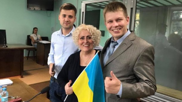 Штепа вышла из СИЗО с браслетом на ноге и флагом Украины в руках... и исчезла. ФОТО