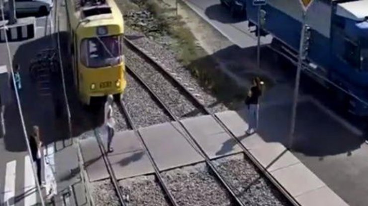 Жуткое видео: в Харькове трамвай "протащил" девушку по рельсам
