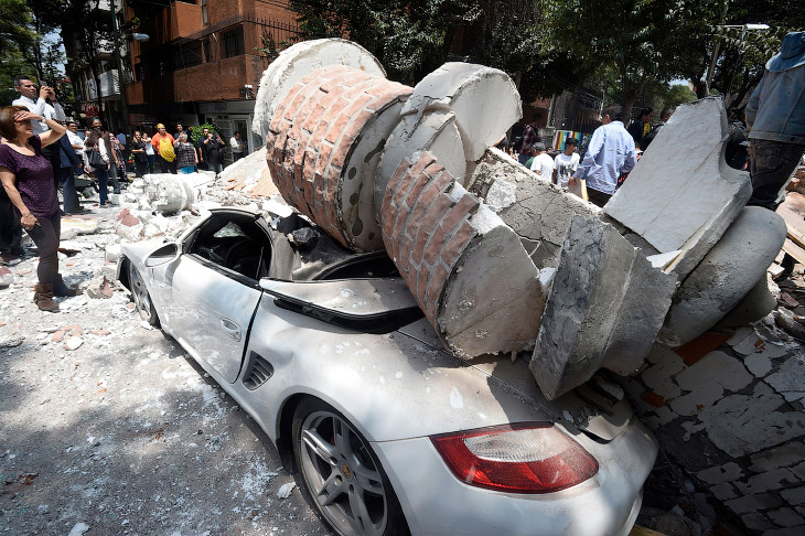 Число жертв землетрясения в Мексике превысило 300