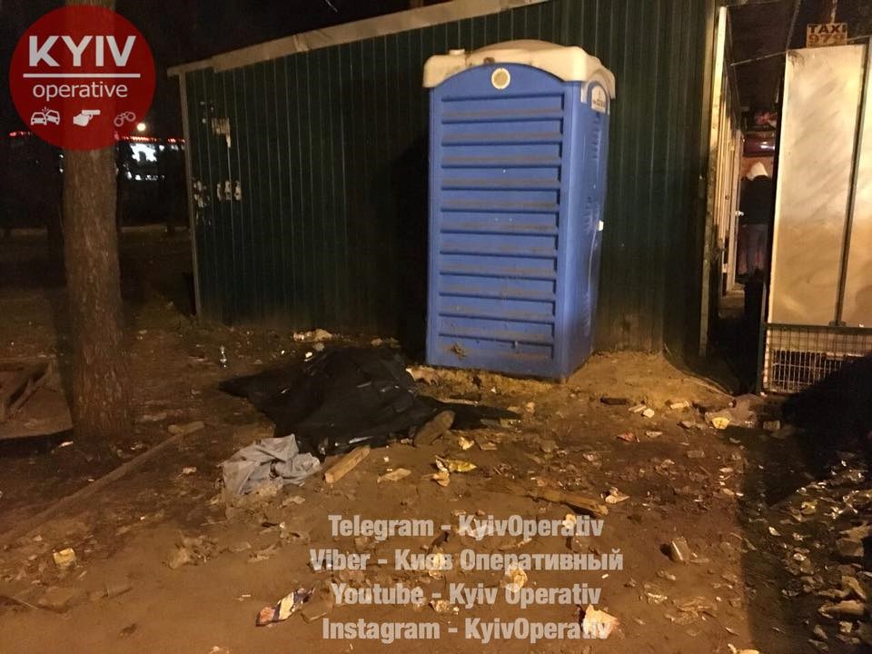За биотуалетом возле станции метро в Киеве нашли труп. ФОТО, ВИДЕО