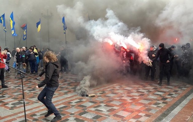 Под Радой горячо: митингующие зажгли дымовые шашки. ФОТО
