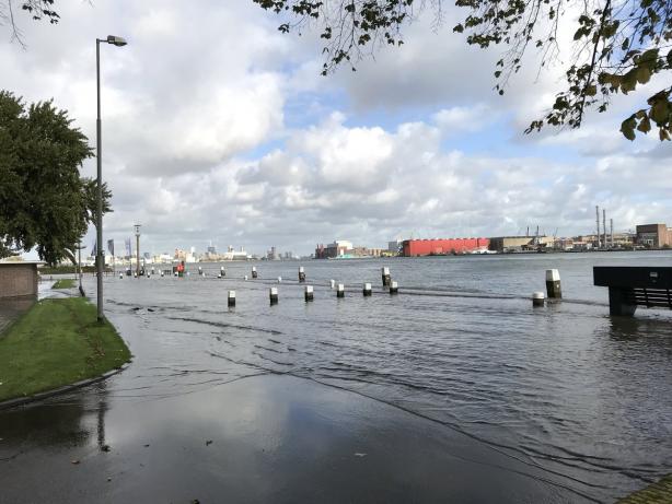 На Европу обрушился страшный шторм: люди молят о помощи, есть погибшие