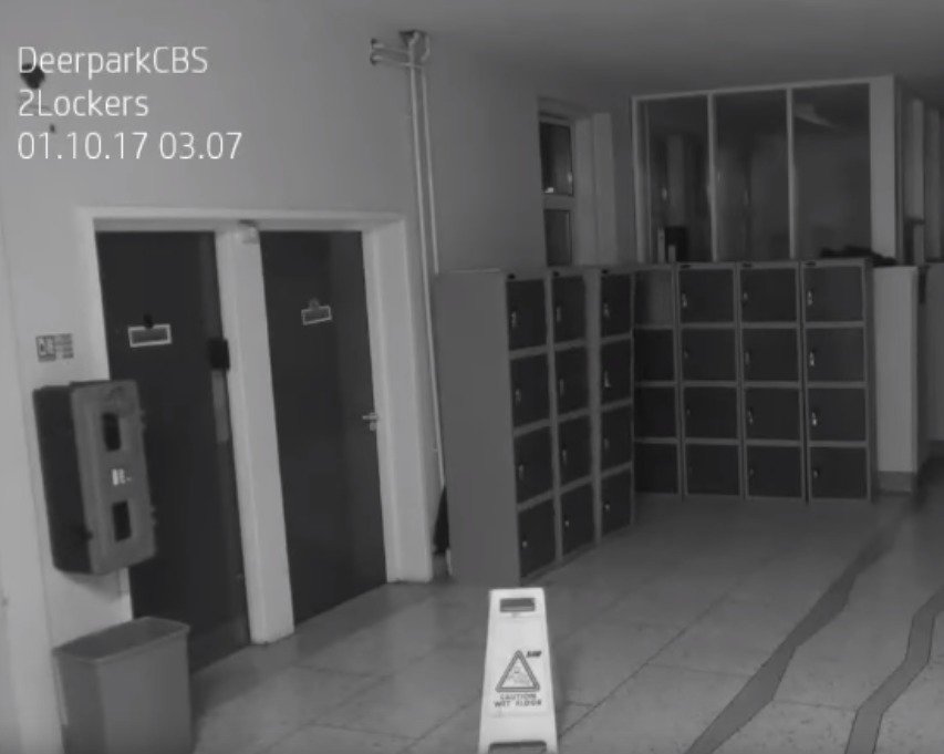 В Ирландии камеры наблюдения школы засняли призрака