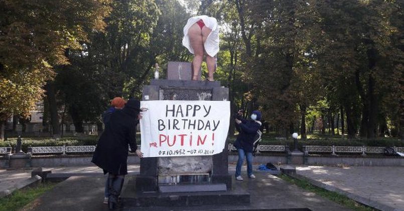 Киев на ушах: Femen поздравляют Путина с днем рождения