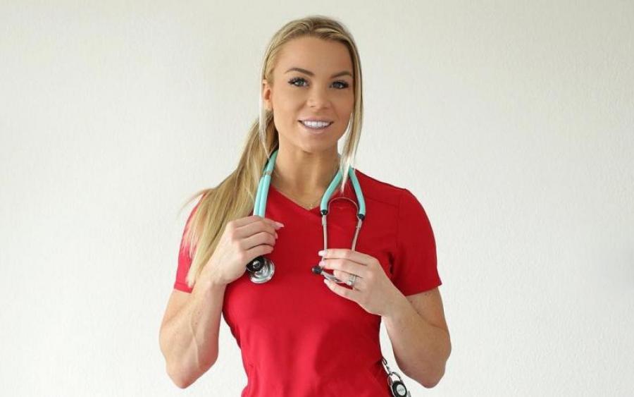 Самая горячая медсестра мира показала, на что променяла спасение людей