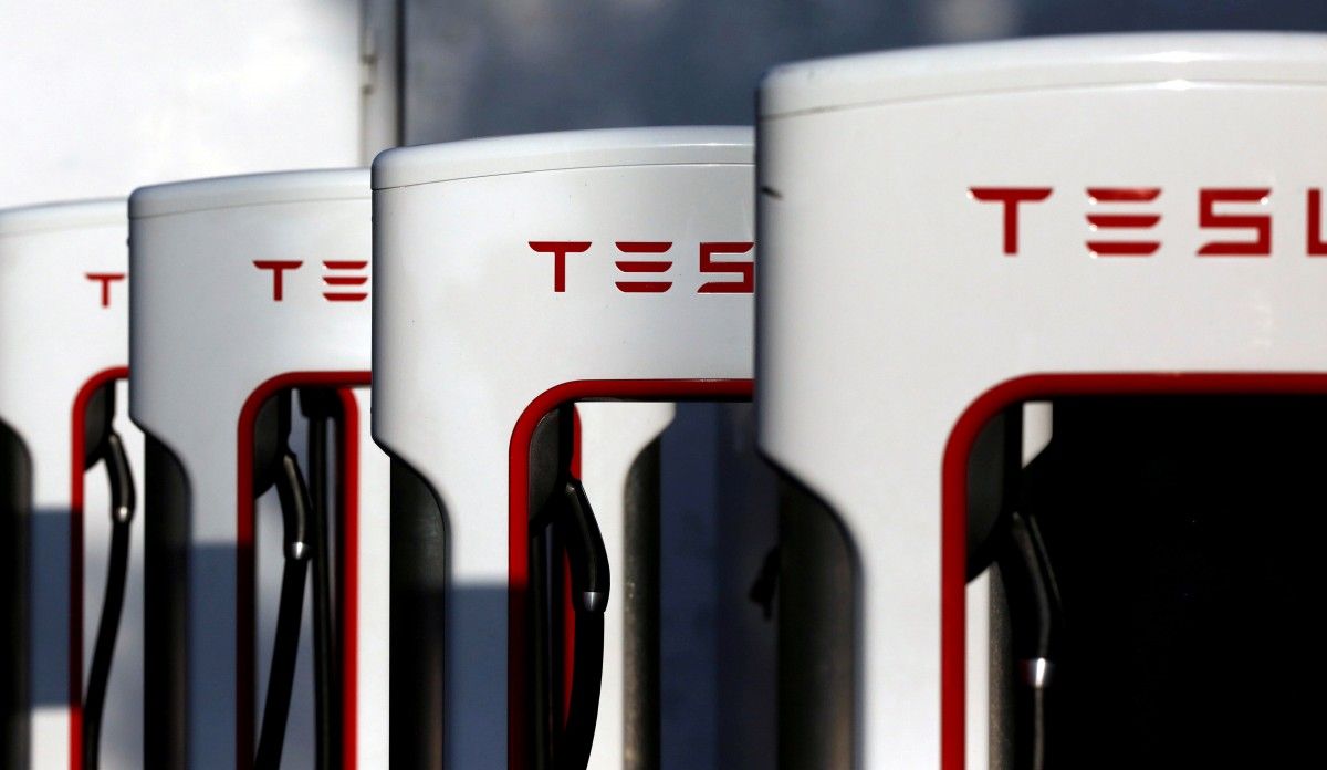 Tesla отзывает тысячи полюбившихся автомобилистам электрокаров 