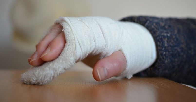 Срочно! В Киеве полицейский сломал руку хрупкой девушке