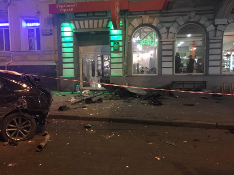В центре Харькова джип влетел в толпу: много погибших