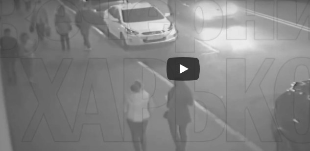 Камера "поймала" момент ДТП в Харькове с нового ракурса: два человека чудом спаслись (видео 18+)  