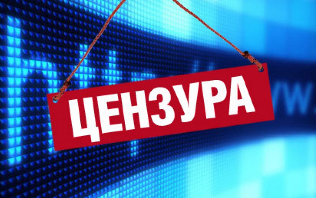 Обнаженная девушка с походкой от бедра пришла на автомойку  