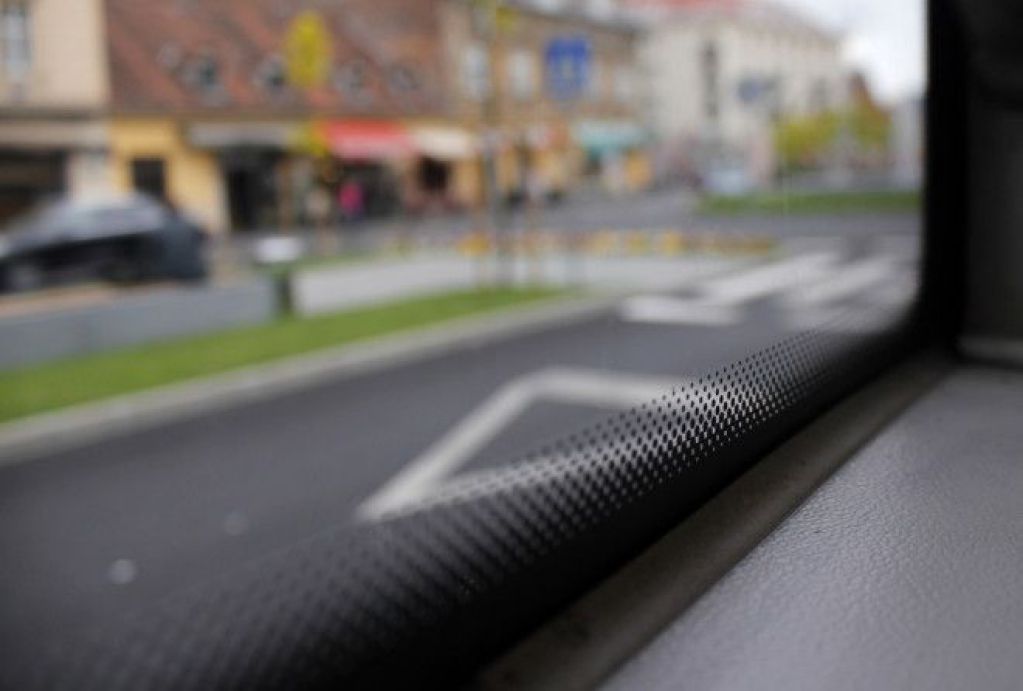 Для чего на окнах автомобилей нужны маленькие чёрные точки