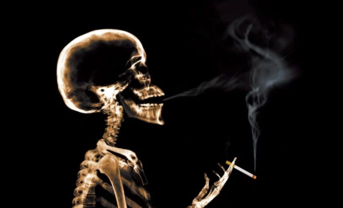 Ученые рассказали, кому курение наносит наибольший вред