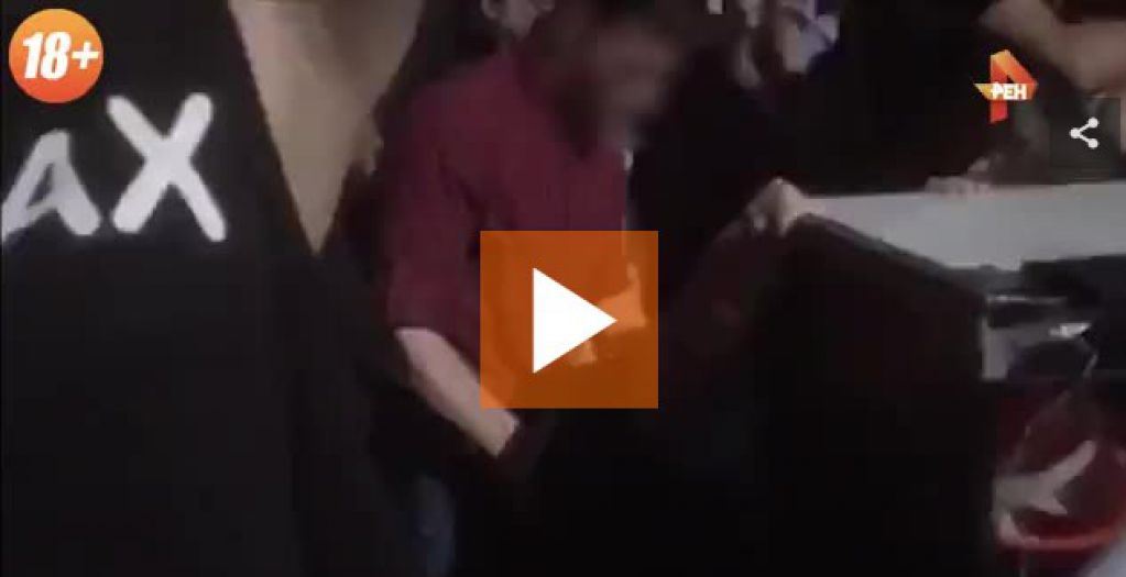 В Сети обсуждают видео пары, которая занялась сексом в ночном клубе
