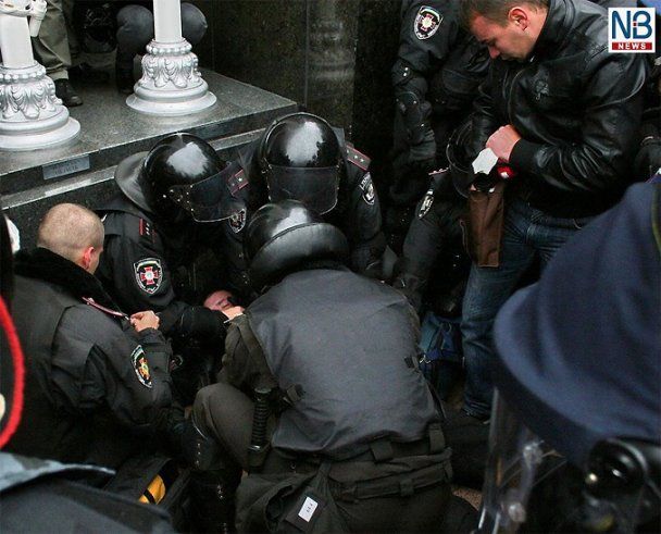 В МВД Украины обещают наказать обидчиков полиции под Радой по всей строгости закона