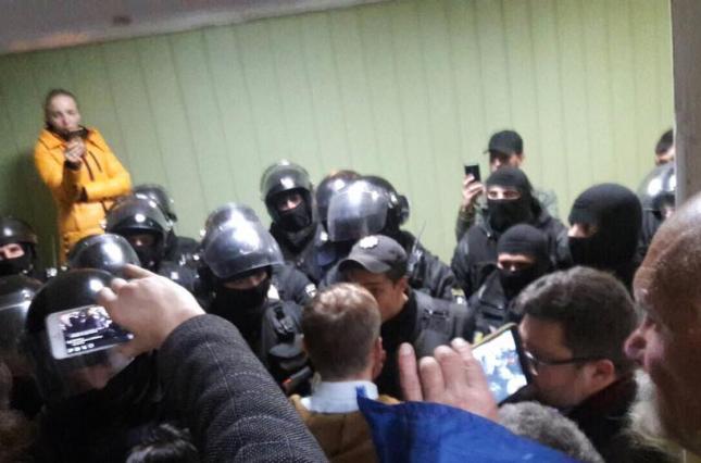 Соратники Коханивского разгромили киевский суд: полиция применила слезоточивый газ