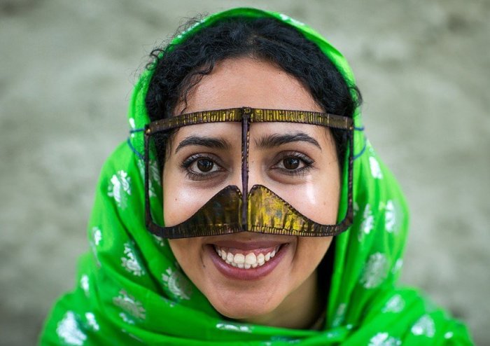 Вот для чего иранские женщины носят эти странные маски-усы