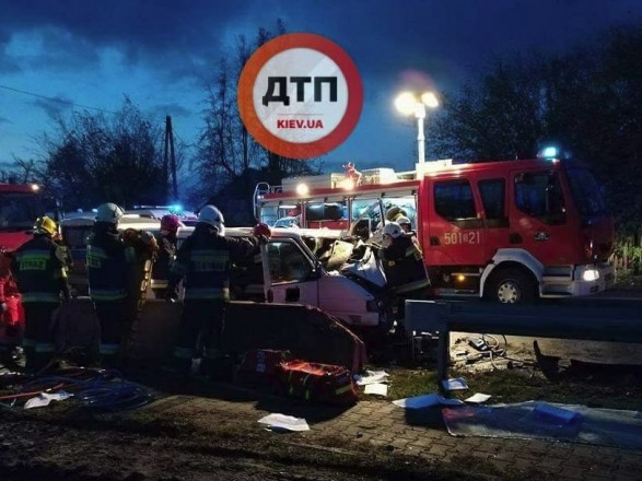 ДТП в Польше: лесовоз столкнулся с микроавтобусом, погибли двое украинцев