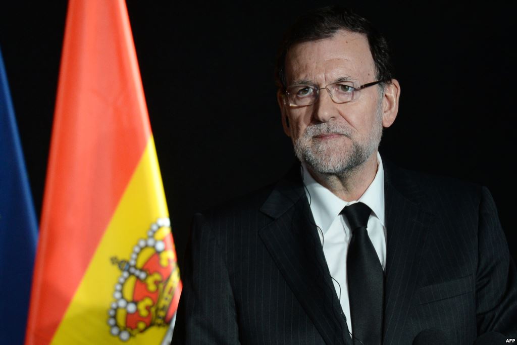 Премьер Испании призывает к спокойствию и обещает вернуть законность в Каталонии