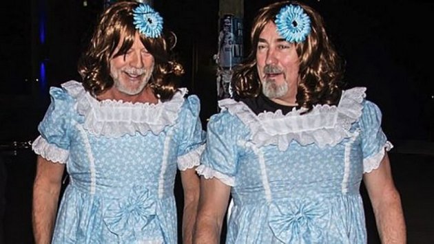 Бородатые близняшки: Брюс Уиллис и ассистент примерили костюмы девочек из «Сияния»