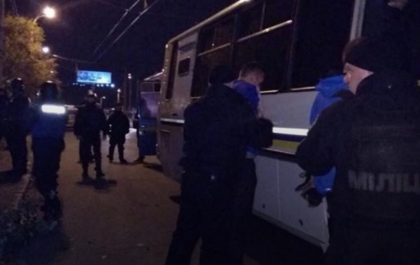 В Киеве схлестнулись десятки футбольных фанатов: автозаки ломятся от задержанных. ФОТО