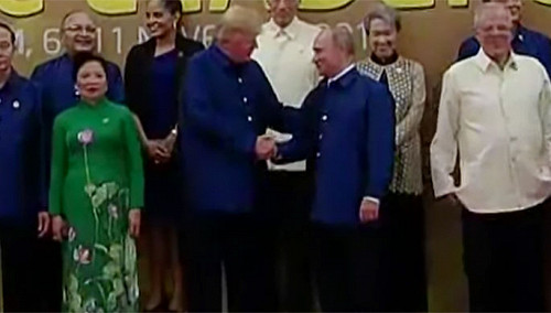 Путин и Трамп приветствовали друг друга на саммите во Вьетнаме. ВИДЕО