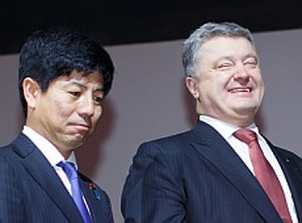 Порошенко з першою леді хильнули саке на вернісажі