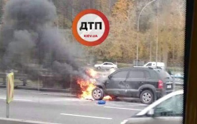 В Киеве автомобиль загорелся во время движения