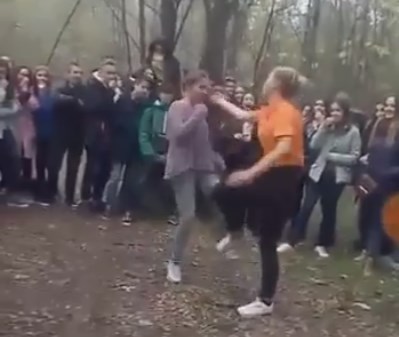 Відео жорстокої бійки херсонських школярок сколихнуло інтернет